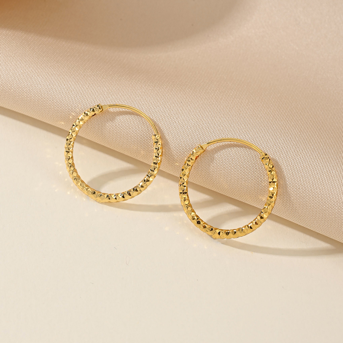 1 Piece Elegant Lady Bridal Round Copper Gold Plated Hoop Earrings display picture 5