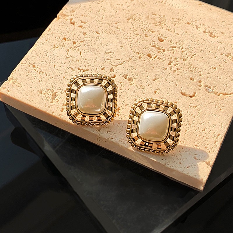 1 Pair Elegant Modern Style Square Laser Inlay Copper Brass Pearl Gold Plated Ear Studs display picture 3