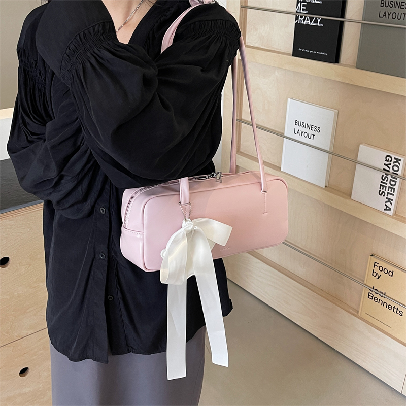 Women's Medium Pu Leather Solid Color Basic Classic Style Sewing Thread Cylindrical Zipper Underarm Bag display picture 13