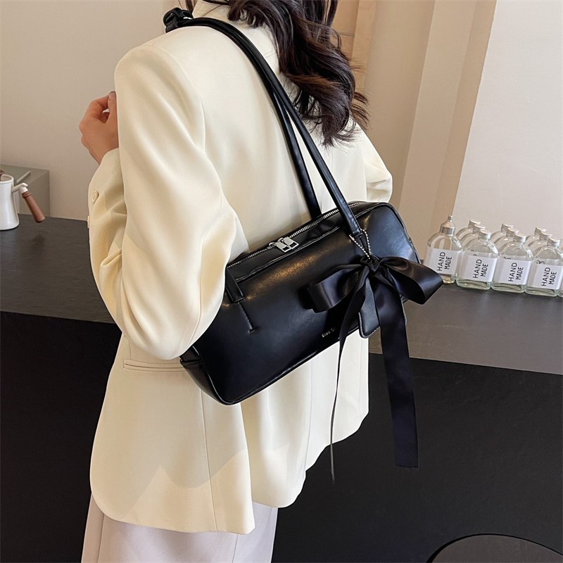 Women's Medium Pu Leather Solid Color Basic Classic Style Sewing Thread Cylindrical Zipper Underarm Bag display picture 10