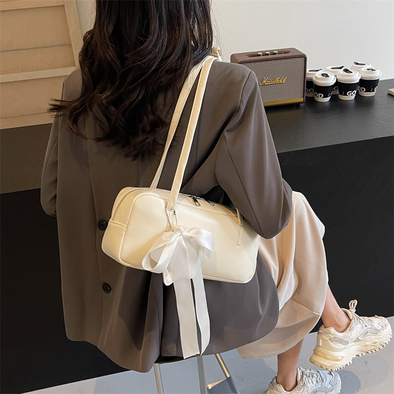 Women's Medium Pu Leather Solid Color Basic Classic Style Sewing Thread Cylindrical Zipper Underarm Bag display picture 12