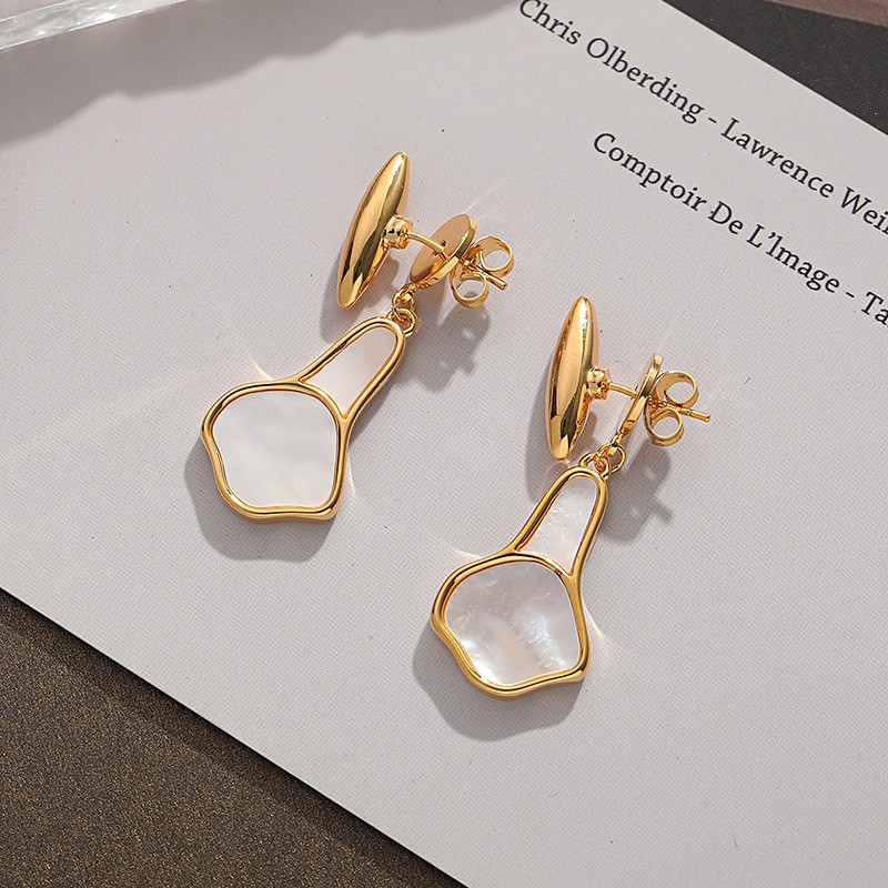 1 Pair Simple Style Classic Style Pentagon Geometric Polishing Plating Metal Copper Brass Gold Plated Dangling Earrings display picture 1