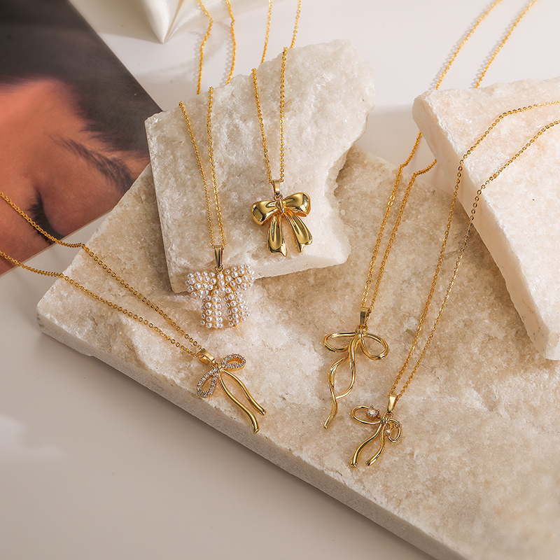 Kupfer Lässig Elegant Einfacher Stil Inlay Bogenknoten Künstliche Perlen Zirkon Halskette Mit Anhänger display picture 1