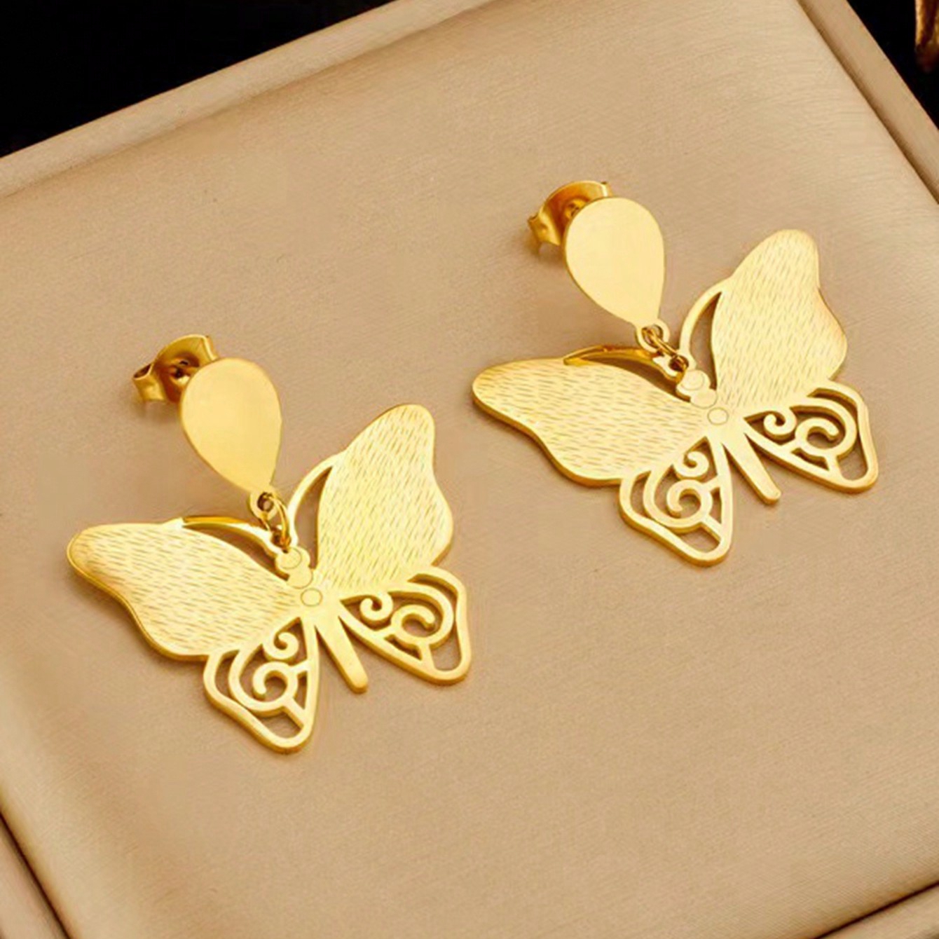 1 Paar Einfacher Stil Klassischer Stil Tier Blume Schmetterling Überzug Carving Edelstahl 304 18 Karat Vergoldet Tropfenohrringe display picture 3