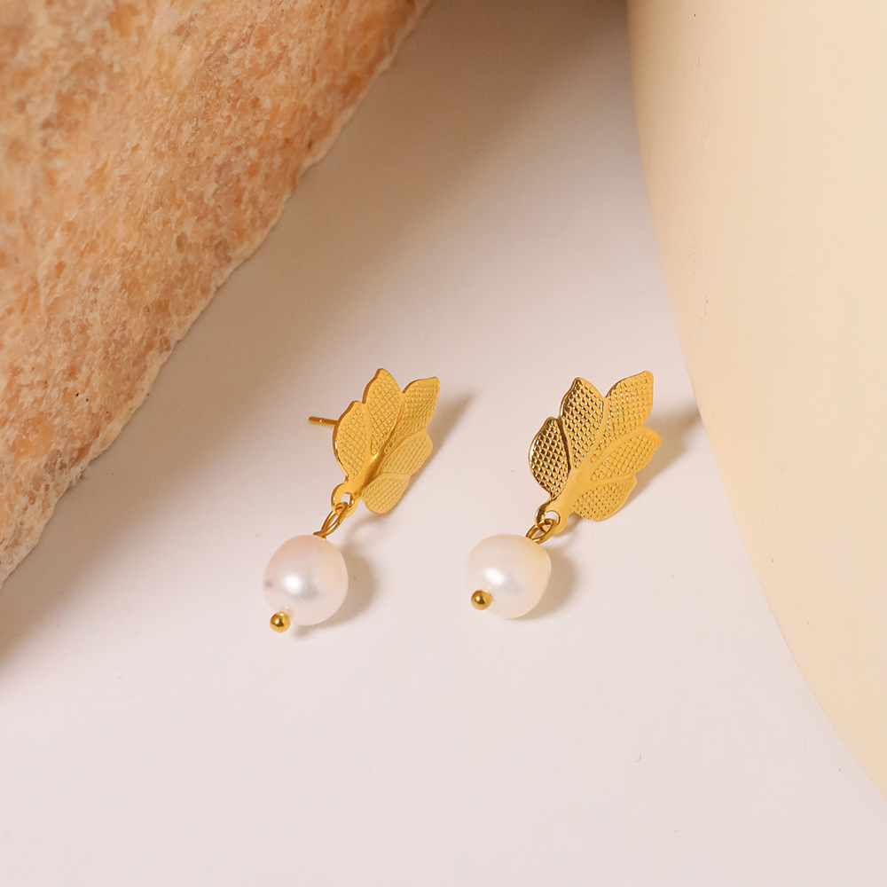 1 Pair IG Style Simple Style Leaves Pearl Titanium Steel 18K Gold Plated Drop Earrings display picture 1