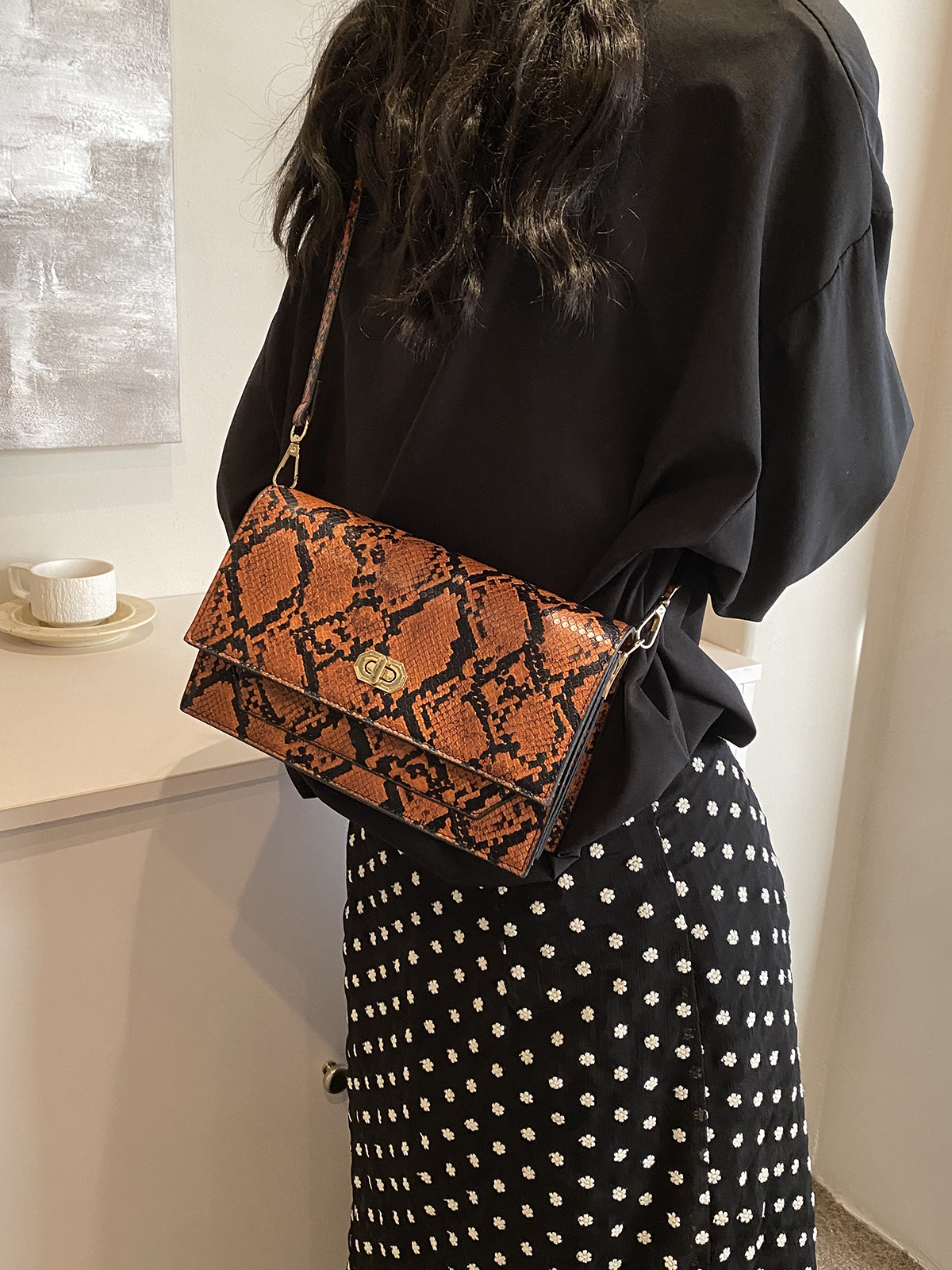 Women's Medium Pu Leather Snakeskin Vintage Style Streetwear Sewing Thread Flip Cover Crossbody Bag display picture 13