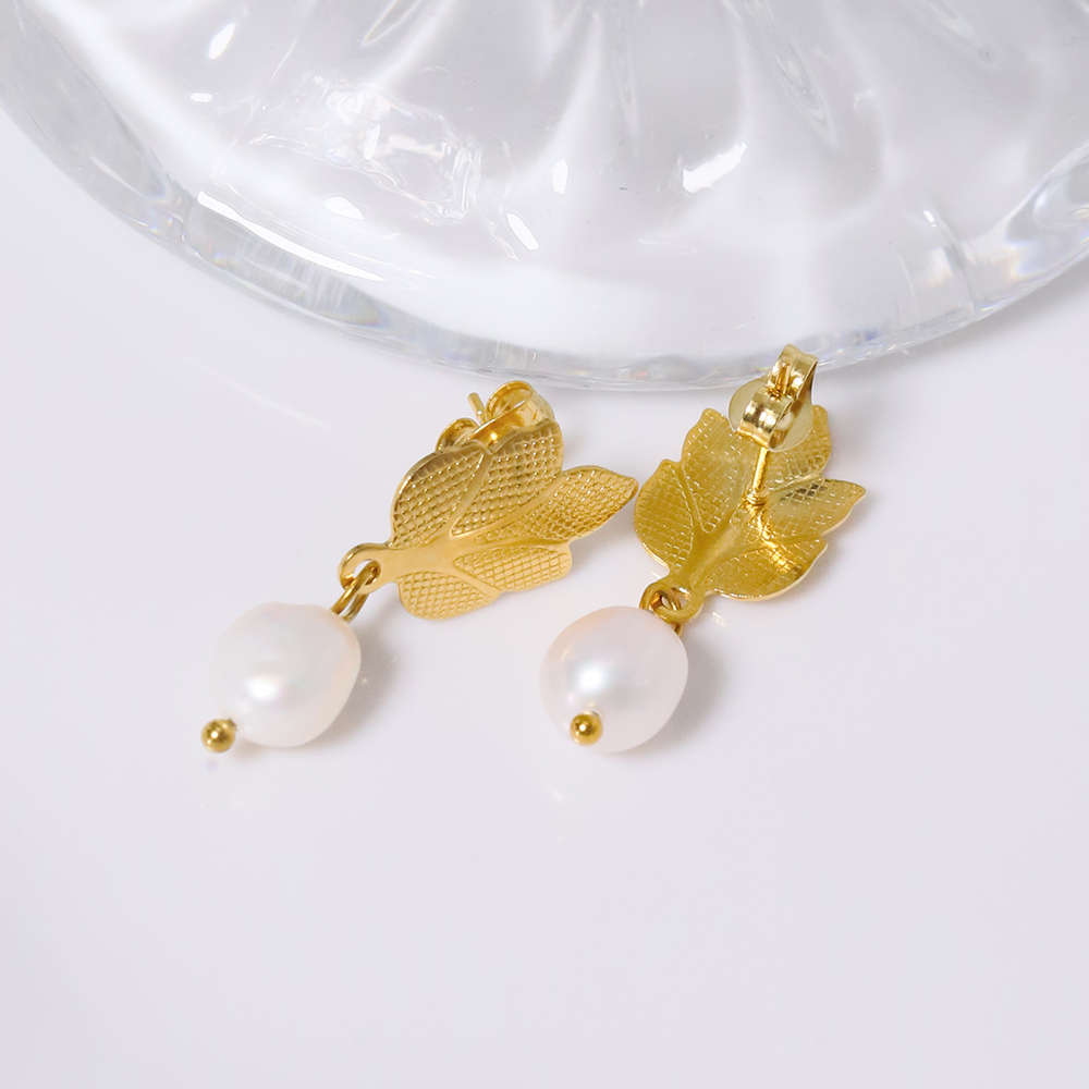 1 Pair IG Style Simple Style Leaves Pearl Titanium Steel 18K Gold Plated Drop Earrings display picture 2
