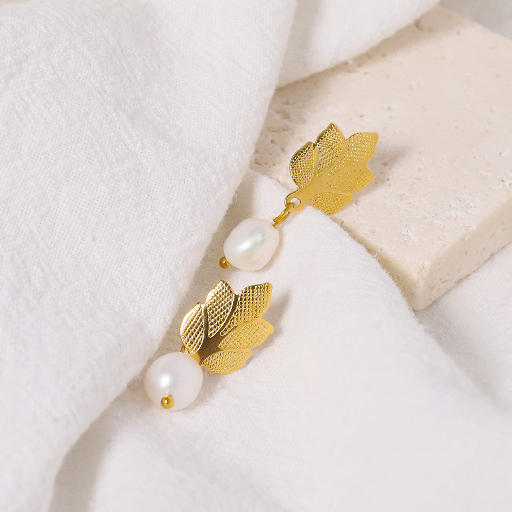 1 Pair IG Style Simple Style Leaves Pearl Titanium Steel 18K Gold Plated Drop Earrings display picture 4