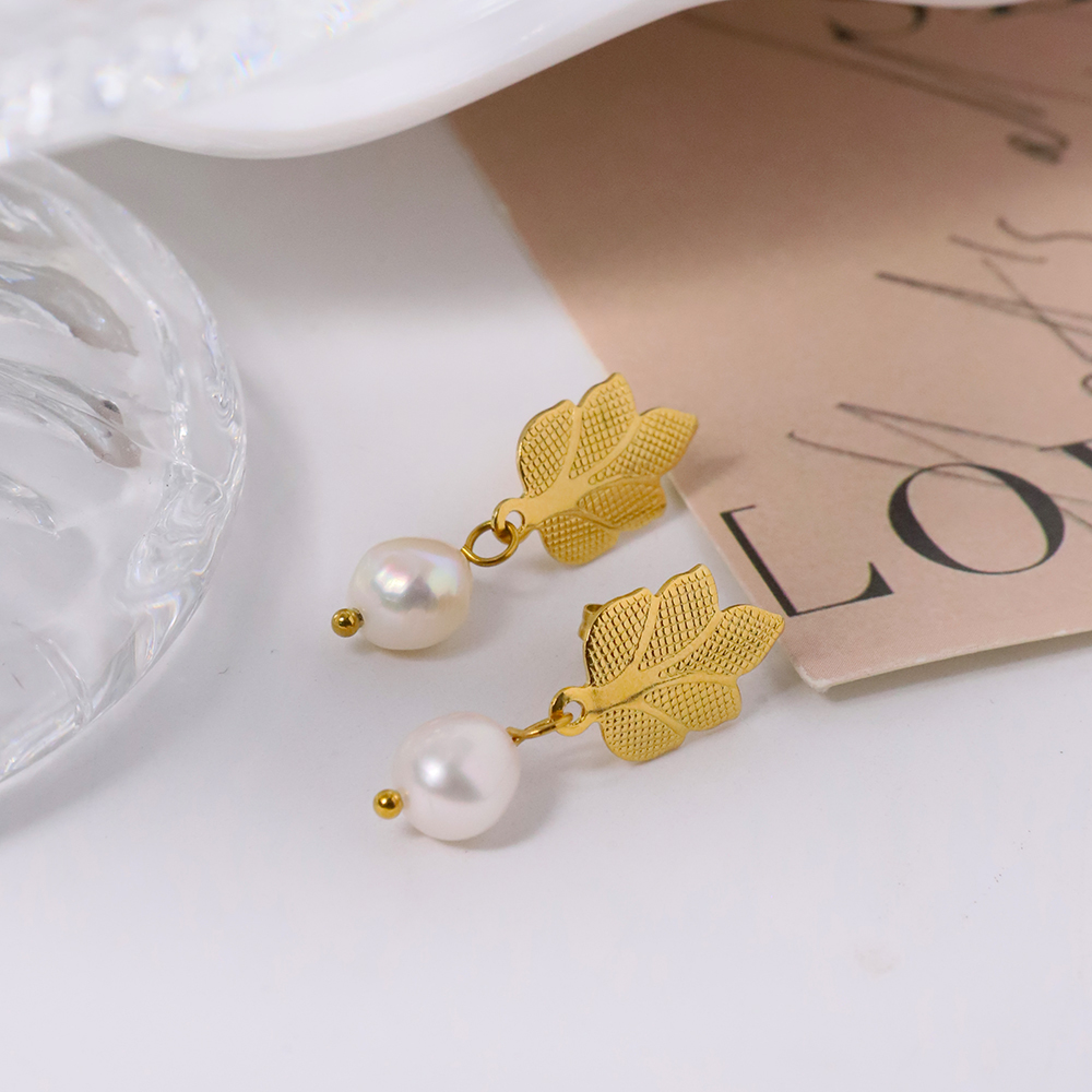 1 Pair IG Style Simple Style Leaves Pearl Titanium Steel 18K Gold Plated Drop Earrings display picture 6