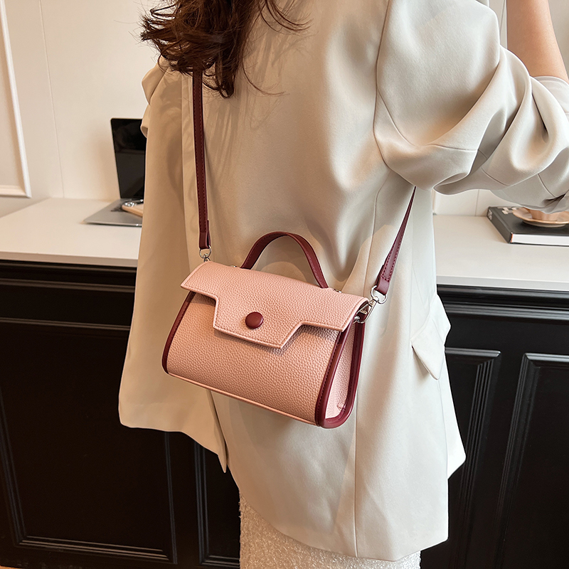 Women's Medium Pu Leather Solid Color Vintage Style Classic Style Sewing Thread Flip Cover Crossbody Bag display picture 9