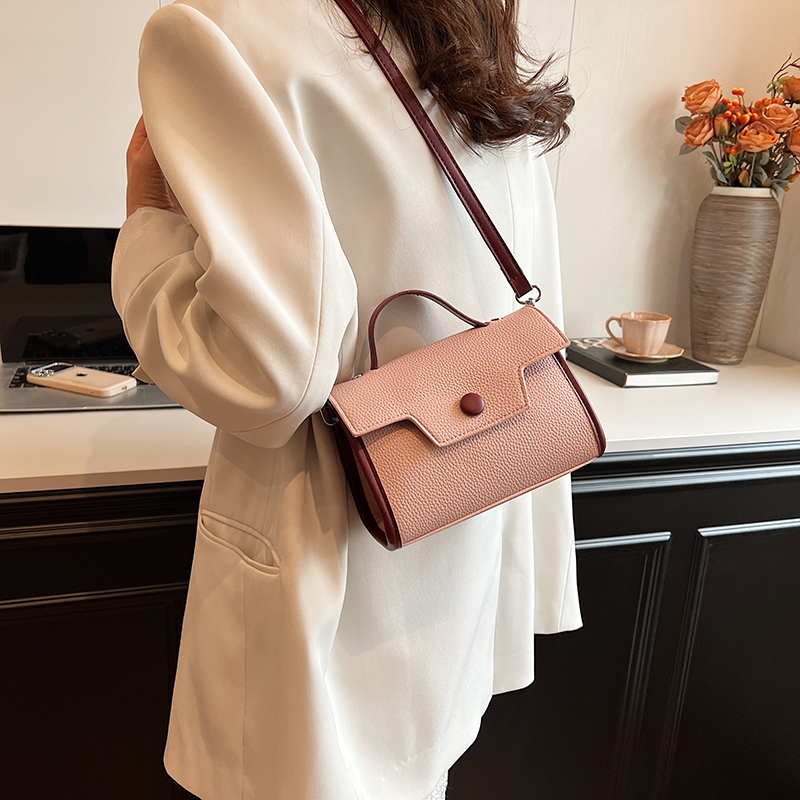 Women's Medium Pu Leather Solid Color Vintage Style Classic Style Sewing Thread Flip Cover Crossbody Bag display picture 18