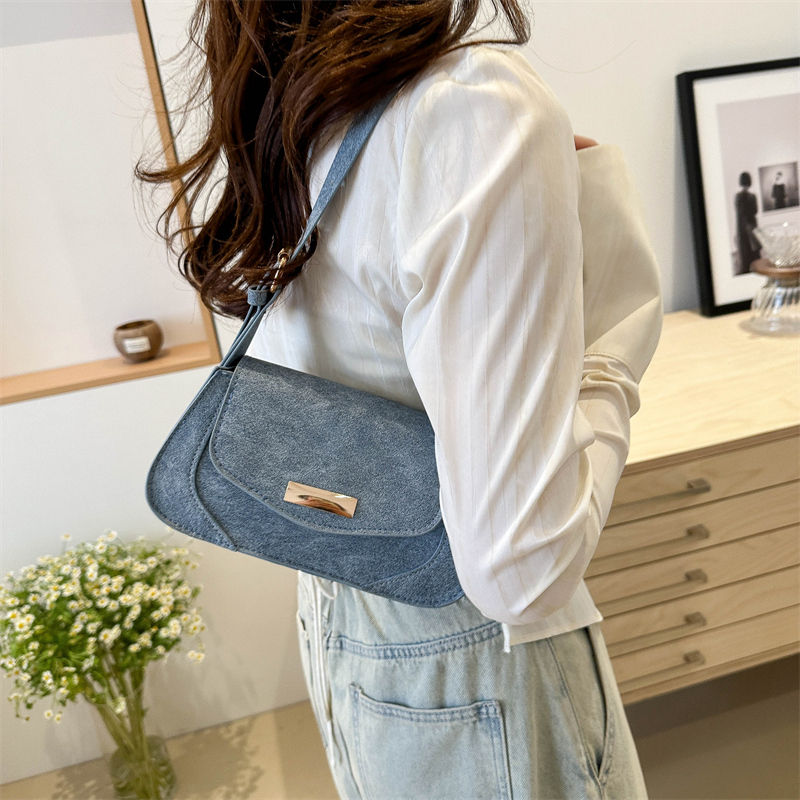 Women's Medium Pu Leather Solid Color Classic Style Square Flip Cover Underarm Bag display picture 6