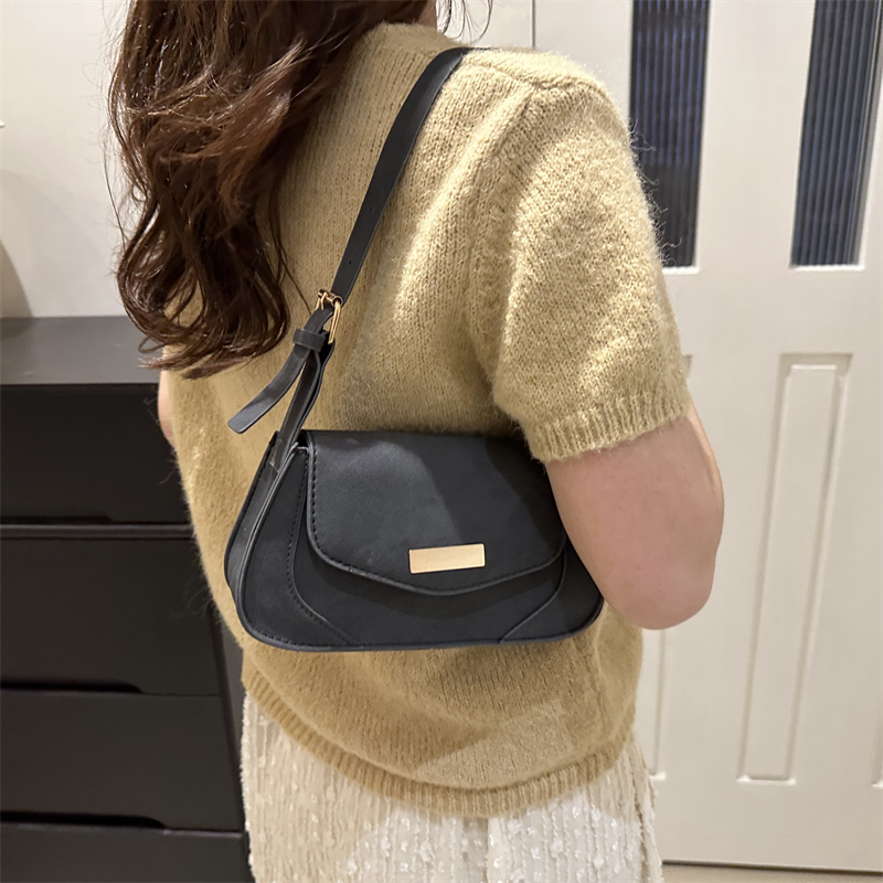 Women's Medium Pu Leather Solid Color Classic Style Square Flip Cover Underarm Bag display picture 5