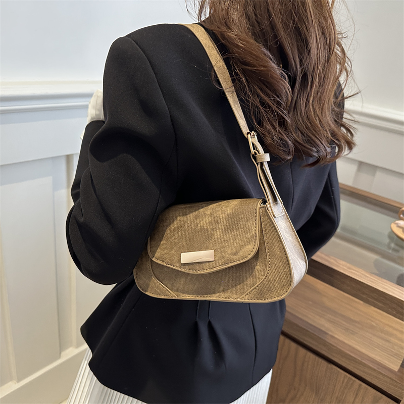 Women's Medium Pu Leather Solid Color Classic Style Square Flip Cover Underarm Bag display picture 8