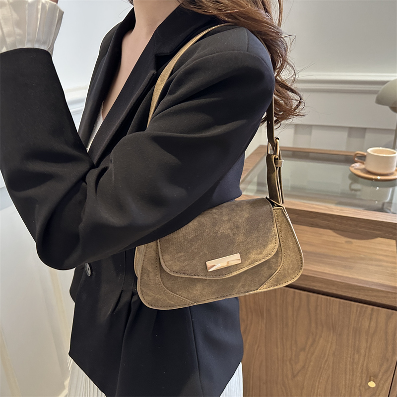 Women's Medium Pu Leather Solid Color Classic Style Square Flip Cover Underarm Bag display picture 1