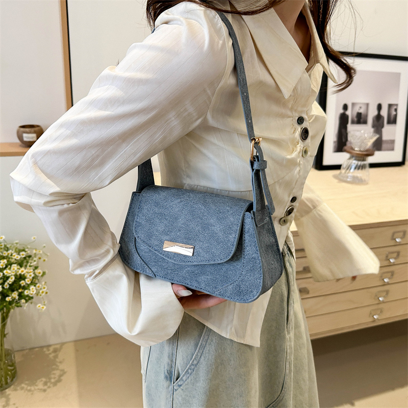 Women's Medium Pu Leather Solid Color Classic Style Square Flip Cover Underarm Bag display picture 9