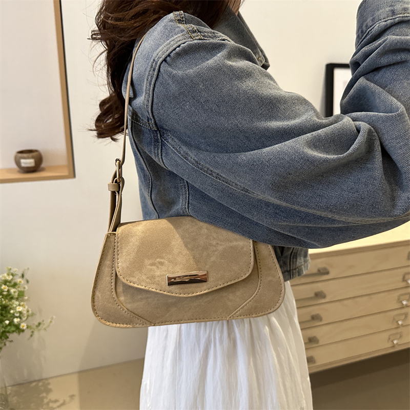 Women's Medium Pu Leather Solid Color Classic Style Square Flip Cover Underarm Bag display picture 3
