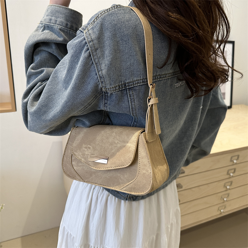 Women's Medium Pu Leather Solid Color Classic Style Square Flip Cover Underarm Bag display picture 10