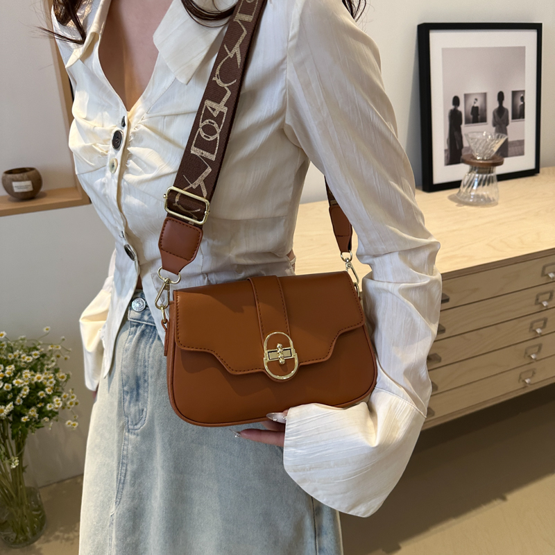 Women's Medium Pu Leather Solid Color Vintage Style Classic Style Lock Clasp Crossbody Bag display picture 7