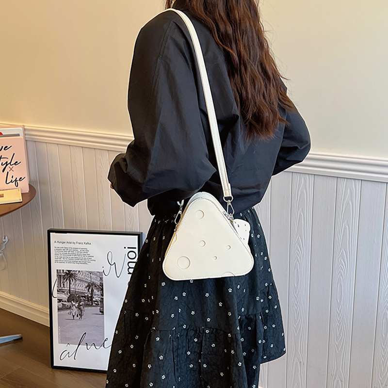 Women's Medium Pu Leather Solid Color Streetwear Zipper Crossbody Bag display picture 12