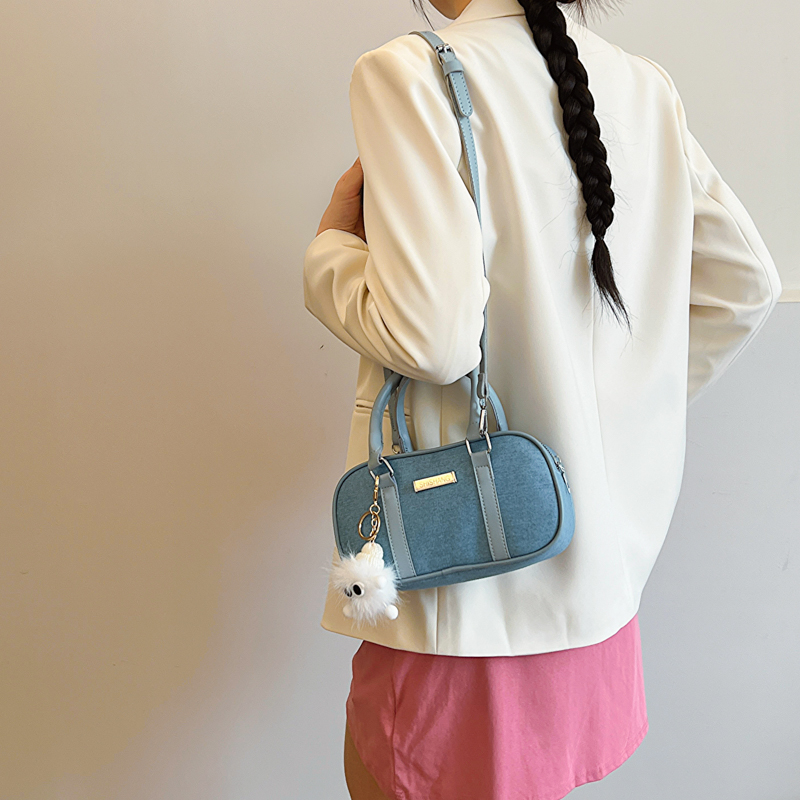 Women's Medium Denim Solid Color Streetwear Oval Zipper Crossbody Bag display picture 1