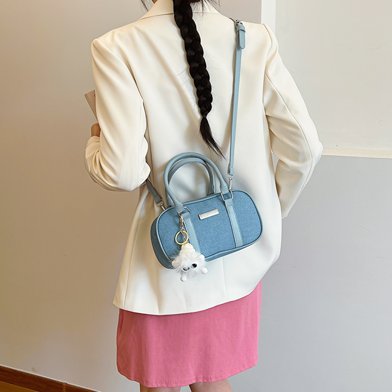 Women's Medium Denim Solid Color Streetwear Oval Zipper Crossbody Bag display picture 2