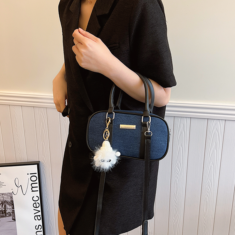 Women's Medium Denim Solid Color Streetwear Oval Zipper Crossbody Bag display picture 4