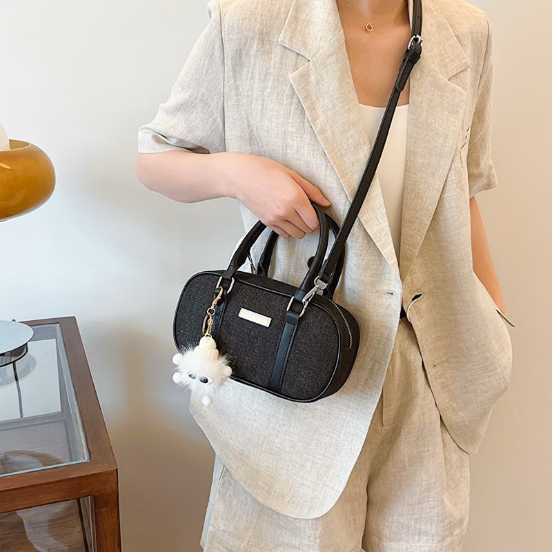 Women's Medium Denim Solid Color Streetwear Oval Zipper Crossbody Bag display picture 8