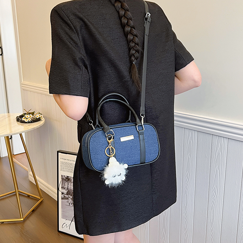 Women's Medium Denim Solid Color Streetwear Oval Zipper Crossbody Bag display picture 3