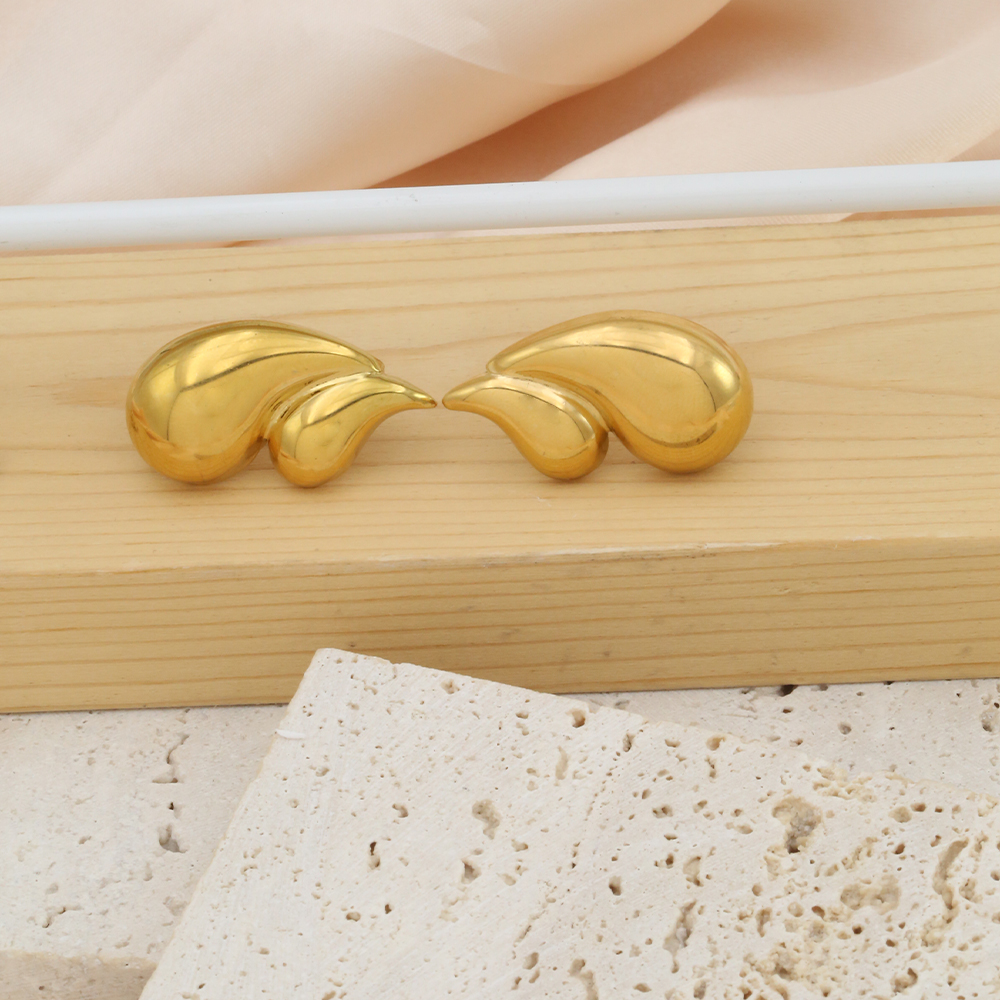 1 Pair Casual Elegant Solid Color Polishing Plating 304 Stainless Steel 18K Gold Plated Ear Studs display picture 1