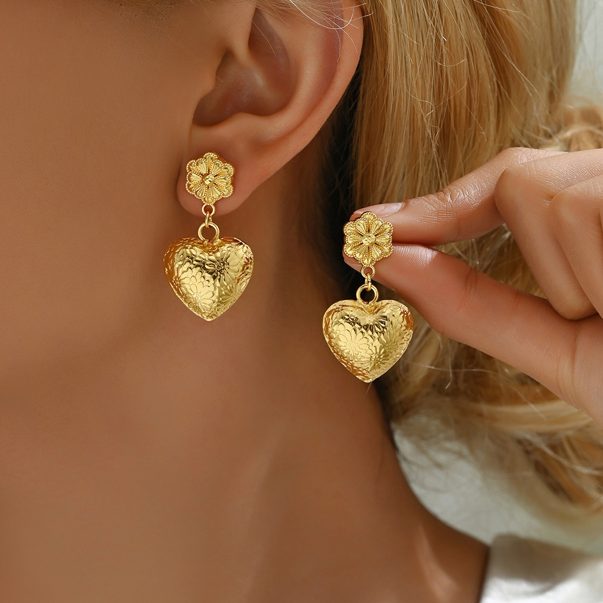 1 Pair Ethnic Style Shiny Star Heart Shape Flower Hollow Out Copper Zinc Alloy 18K Gold Plated Drop Earrings display picture 14