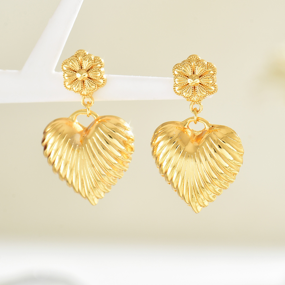 1 Pair Ethnic Style Shiny Star Heart Shape Flower Hollow Out Copper Zinc Alloy 18K Gold Plated Drop Earrings display picture 19