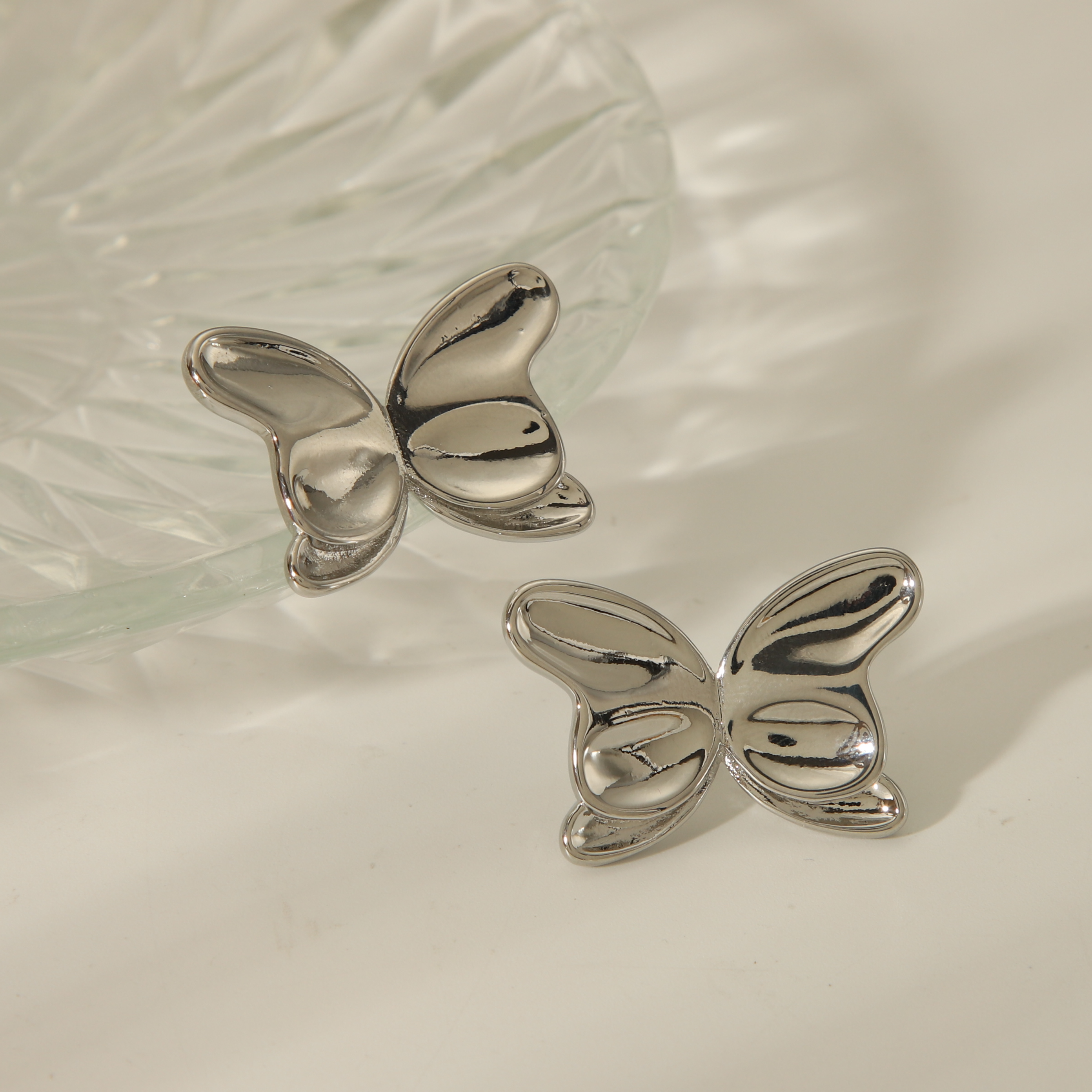 1 Pair Simple Style Commute Solid Color Butterfly Copper 18K Gold Plated Ear Studs display picture 4