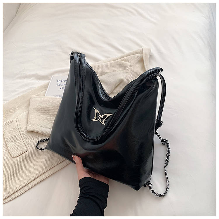Women's Medium Pu Leather Solid Color Butterfly Classic Style Streetwear Sewing Thread Zipper Shoulder Bag display picture 4