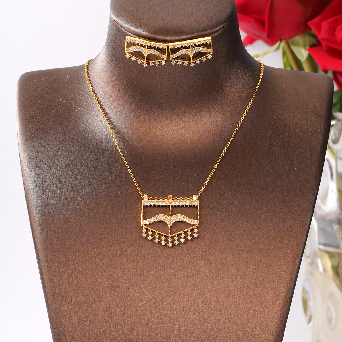 Cobre Chapados en oro de 18k Elegante Señora Nupcial Embutido Geométrico Circón Aretes Collar display picture 4