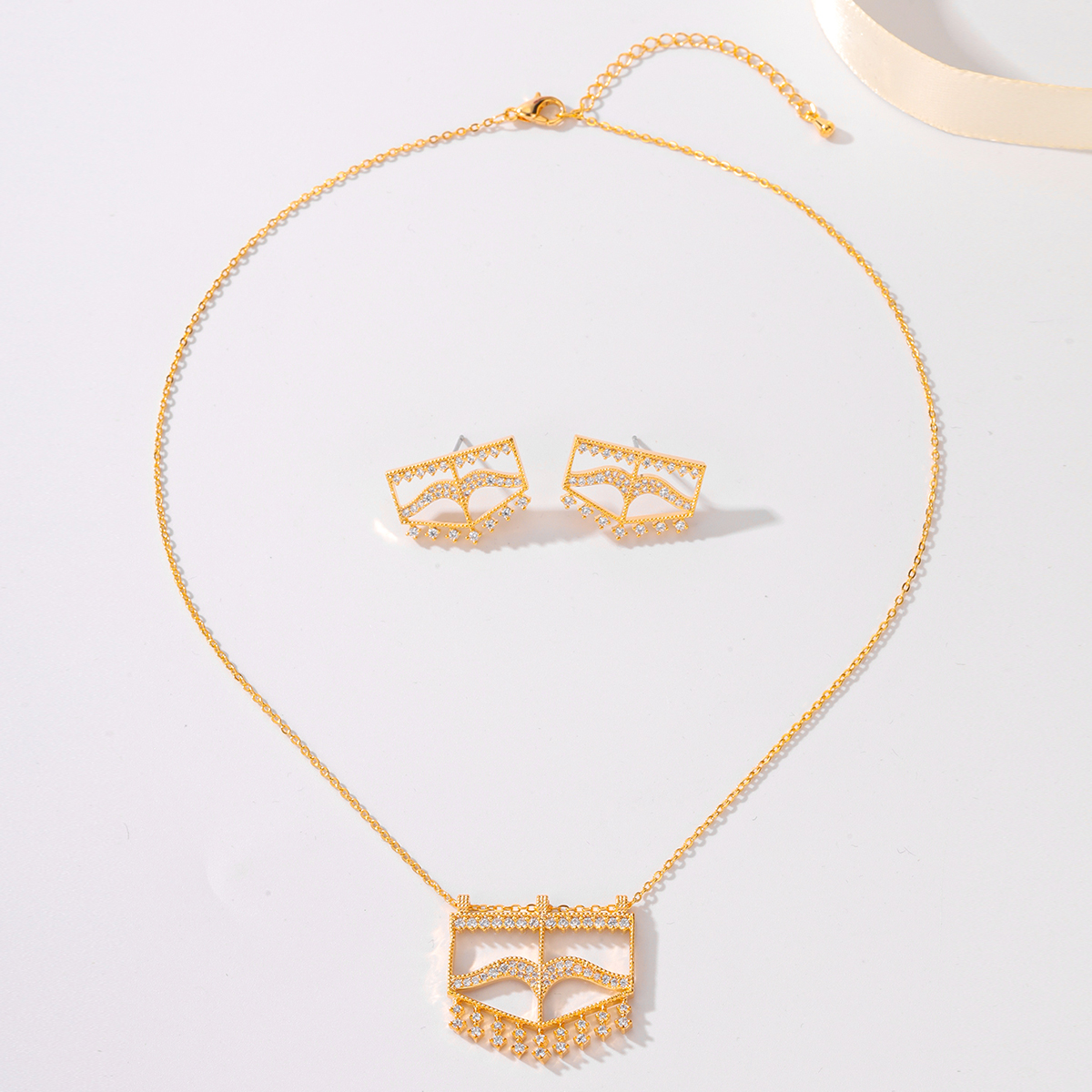 Cobre Chapados en oro de 18k Elegante Señora Nupcial Embutido Geométrico Circón Aretes Collar display picture 5