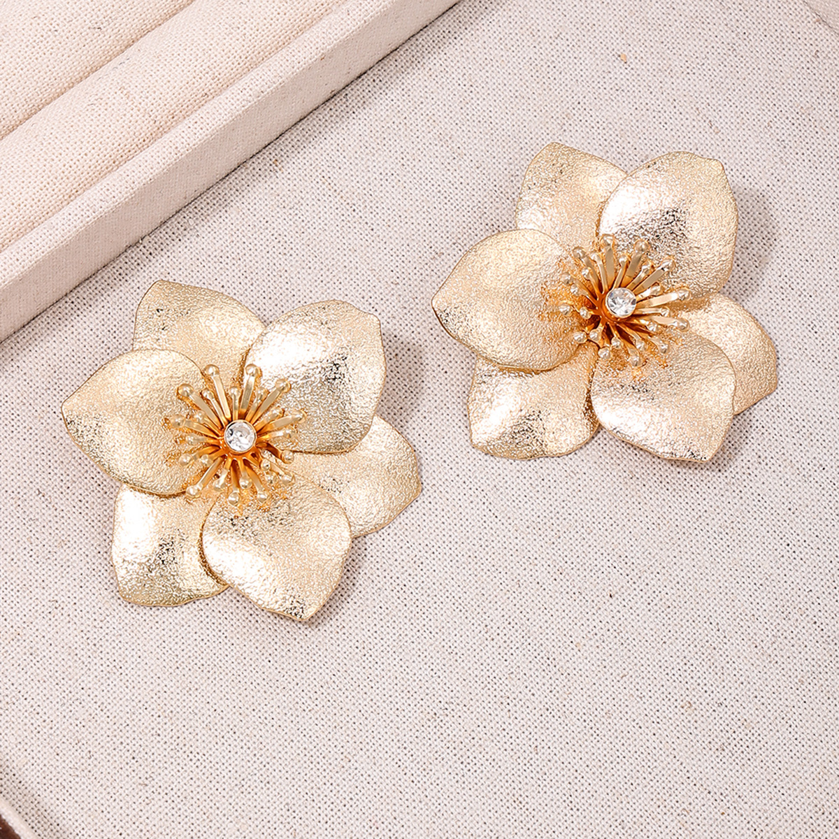1 Pair Elegant Sweet Artistic Flower Inlay Alloy Rhinestones Ear Studs display picture 1