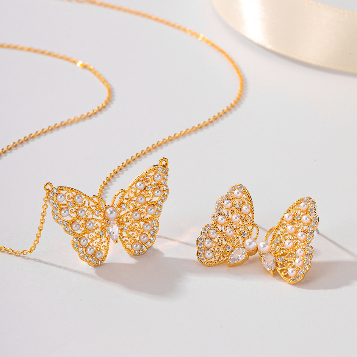 Cobre Chapados en oro de 18k Elegante Señora Nupcial Embutido Mariposa Circón Aretes Collar display picture 4