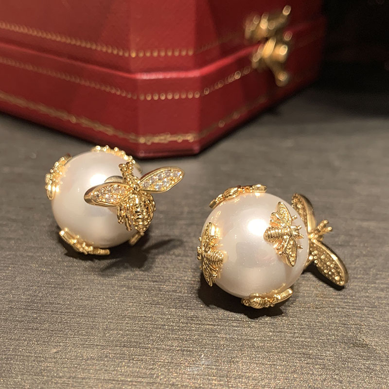 1 Pair Simple Style Shiny Bee Hollow Out Inlay Sequin Brass Artificial Pearls Zircon Gold Plated Ear Studs display picture 8
