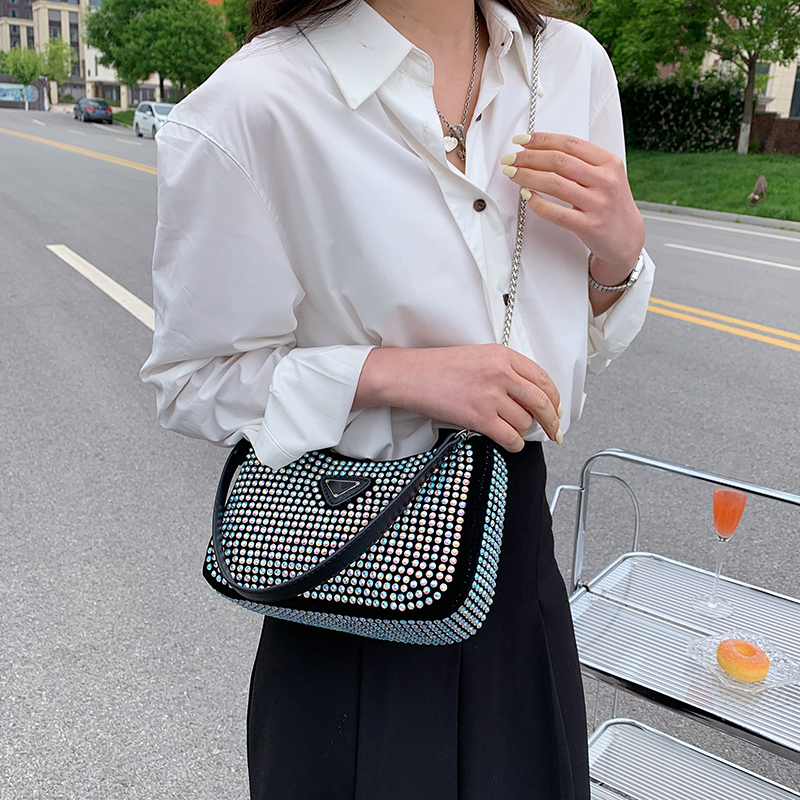 Women's Medium Pu Leather Solid Color Streetwear Rhinestone Zipper Underarm Bag display picture 3