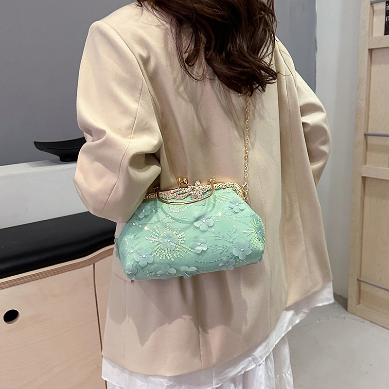 Women's Medium Pu Leather Gauze Flower Classic Style Clasp Frame Crossbody Bag display picture 10