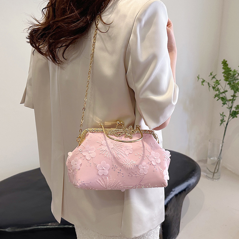 Women's Medium Pu Leather Gauze Flower Elegant Vintage Style Clasp Frame Crossbody Bag display picture 9