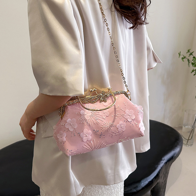 Women's Medium Pu Leather Gauze Flower Elegant Vintage Style Clasp Frame Crossbody Bag display picture 10