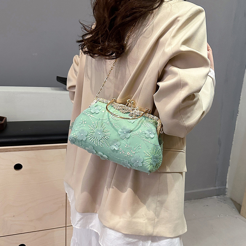 Women's Medium Pu Leather Gauze Flower Classic Style Clasp Frame Crossbody Bag display picture 12