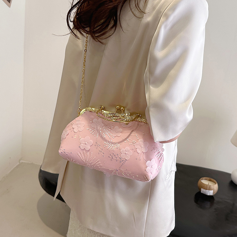 Women's Medium Pu Leather Gauze Flower Classic Style Clasp Frame Crossbody Bag display picture 17