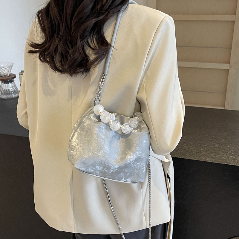 Femmes Moyen Faux Cuir Couleur Unie Élégant Style Classique Perlage Seau Chaîne De Caractères Sac Bandoulière display picture 9