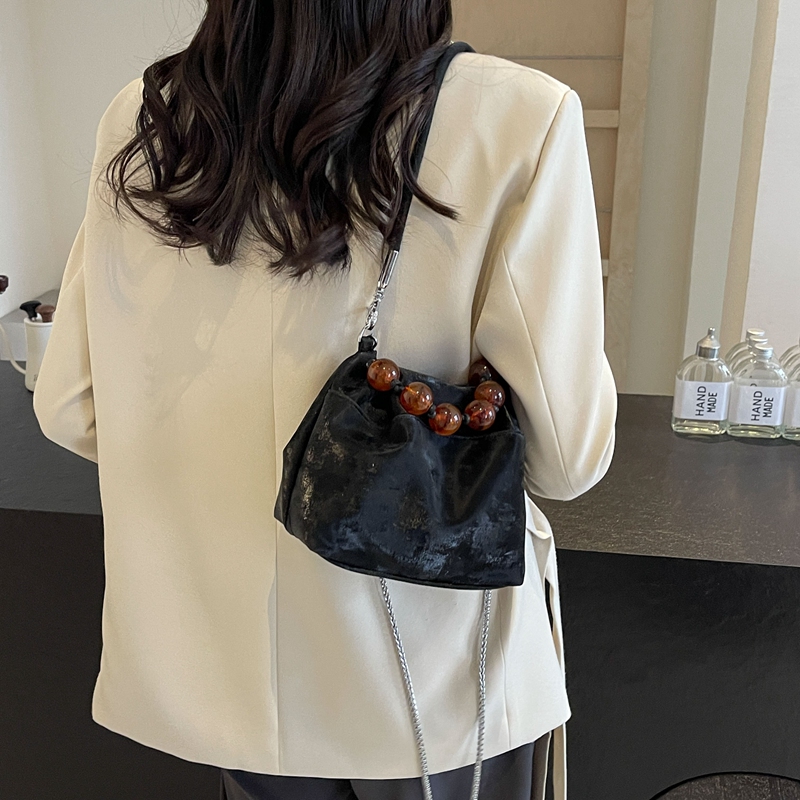 Women's Medium Pu Leather Solid Color Elegant Classic Style Beading Bucket String Crossbody Bag display picture 12