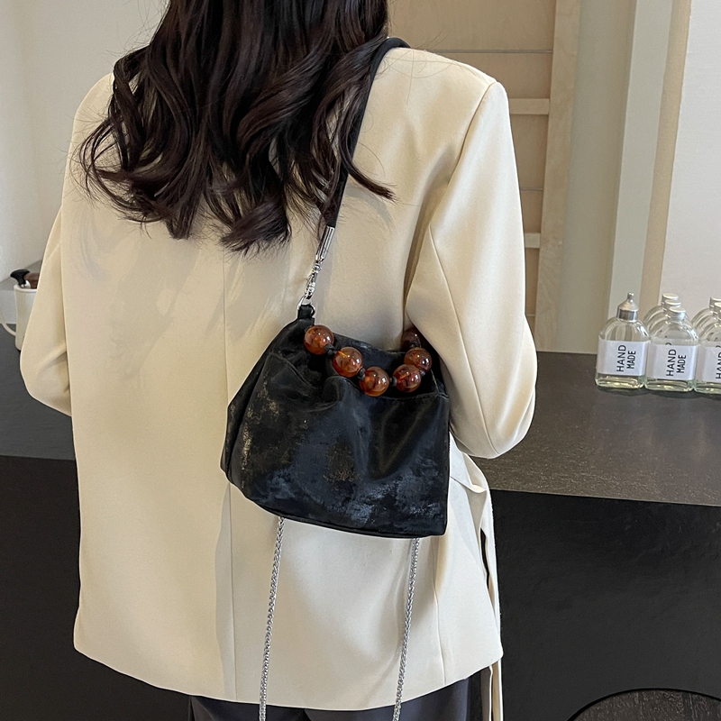 Femmes Moyen Faux Cuir Couleur Unie Élégant Style Classique Perlage Seau Chaîne De Caractères Sac Bandoulière display picture 15