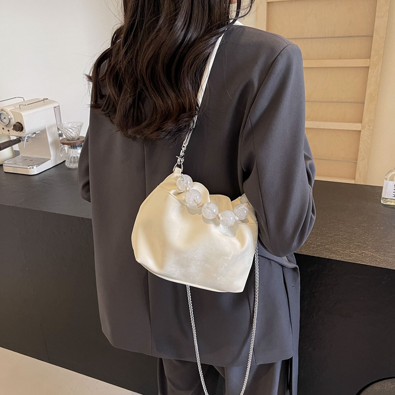 Femmes Moyen Faux Cuir Couleur Unie Élégant Style Classique Perlage Seau Chaîne De Caractères Sac Bandoulière display picture 5