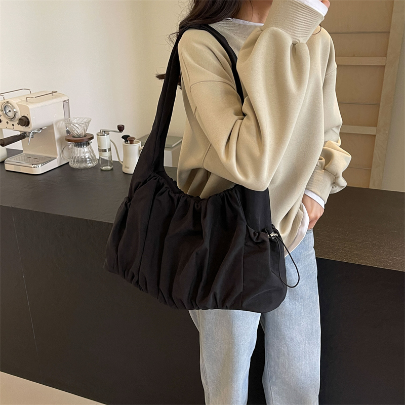 Women's Medium Cloth Solid Color Streetwear Square Zipper Underarm Bag display picture 11